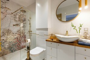 Shower, hair dryer, towels, soap - Rooftop Wawel view with jacuzzi l luxury apartment (Kraków)