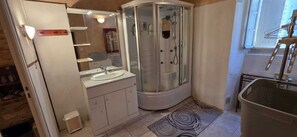 Shower, towels, soap, toilet paper - Loca saiso/vac/Séjour : 120 m² in an authentic, restored farmhouse (Goutrens)