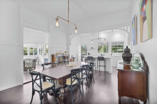 Rambling Roses: Timeless Retreat in Witta for 8