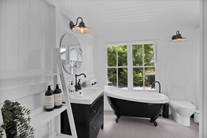 Shower - Rambling Roses: Timeless Retreat in Witta for 8 (Witta)