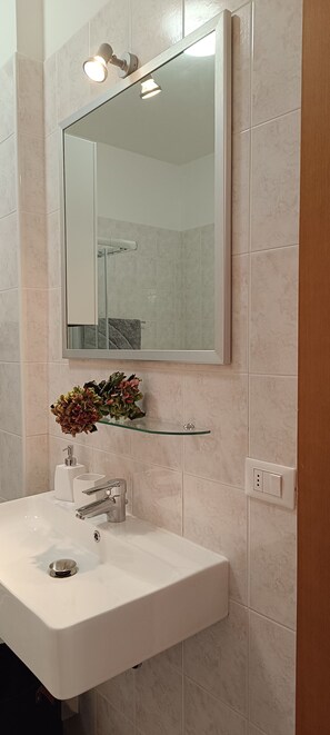 Shower, hair dryer, bidet, towels - Olive Tree House- Vacation Rentals (Riva del Garda)