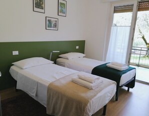 2 bedrooms, travel crib, WiFi, bed sheets - Olive Tree House- Vacation Rentals (Riva del Garda)