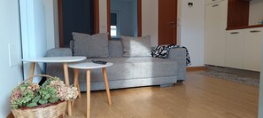 Smart TV, books - Olive Tree House- Vacation Rentals (Riva del Garda)