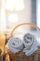 Ropa de cama hipoalergénica, escritorio y sistema de insonorización 