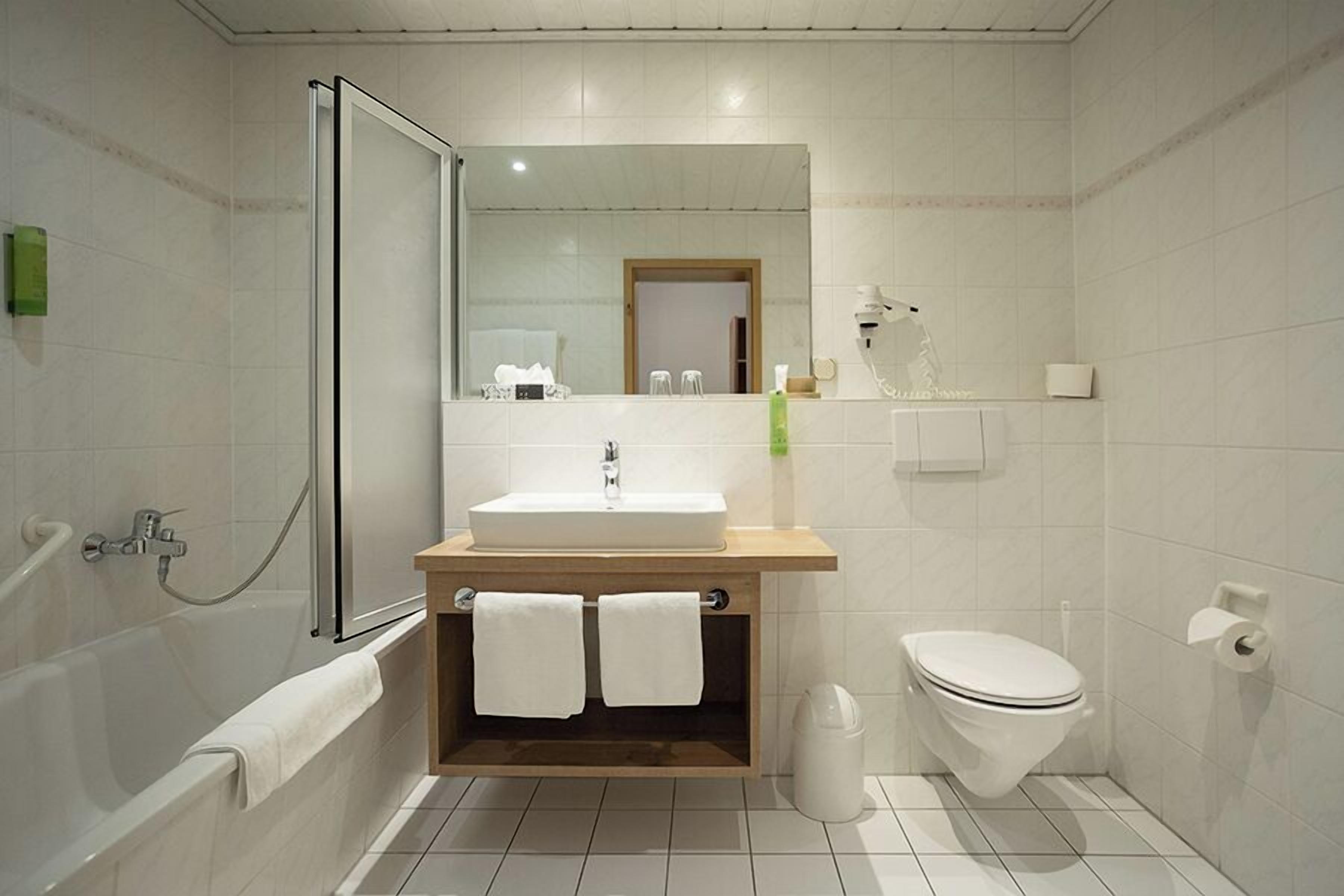 Doppia Comfort | Bagno | Set di cortesia gratuito, asciugacapelli, accappatoio, asciugamani