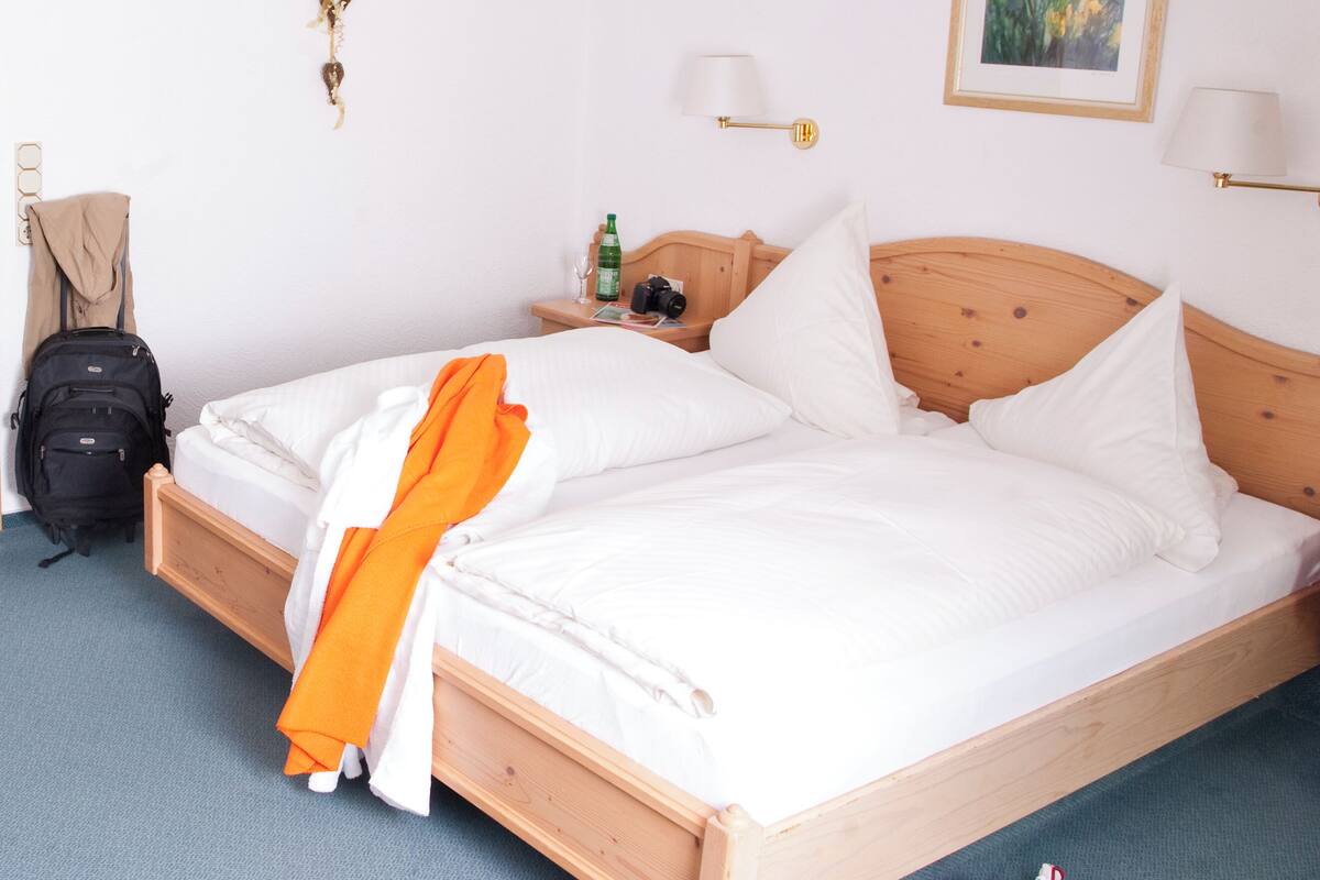 Habitación doble Confort | Ropa de cama hipoalergénica, escritorio, insonorización y wifi gratis