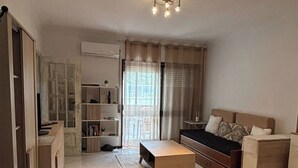 Una sala de estar moderna con un sofá, una mesa de centro y una estantería.