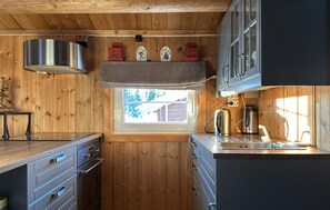 Fridge, oven, stovetop, coffee/tea maker - Lovely home in Sjusjøen with WiFi (Sjusjøen)