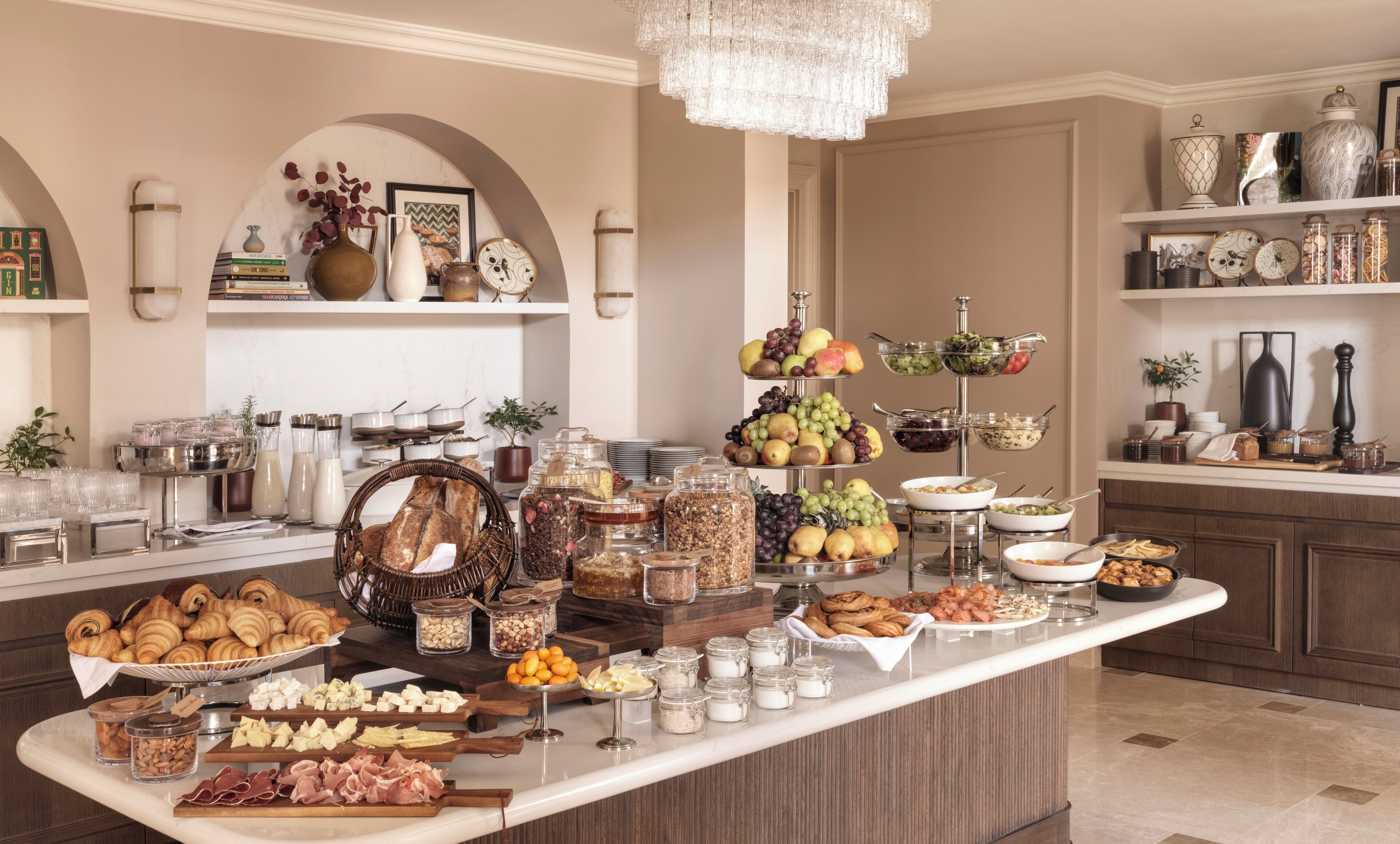 Petit déjeuner complet (30 EUR par personne)