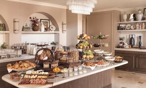 Daily full breakfast (EUR 30 per person)