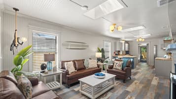 Smart TV, chimenea y oficina