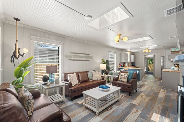 Una Smart TV, una chimenea, una oficina