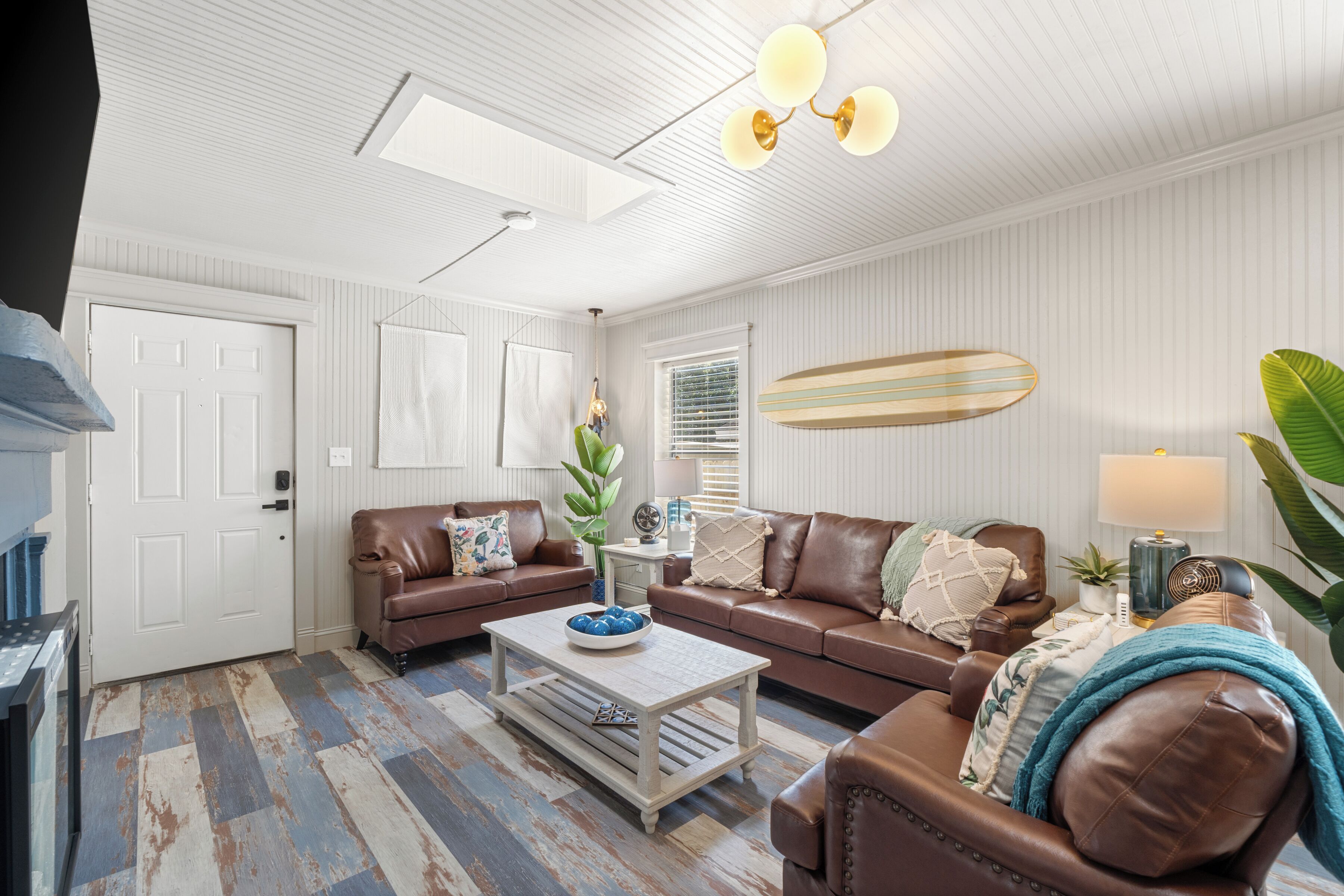 * New In-ground Pool<br>* Dog Friendly!<br>* 4 Miles To Nas, 10 Miles To Pensacola Beach<br>* 3 Bedrooms- King, Queen & Full Bed<br>* Astro Turfed Yard<br>* Washer & Dryer <Br>* Smart Tvs In Living Room & Primary Bedroom<br>* Outdoor Grill<br>* 3 Car - ペンサコラ, FL