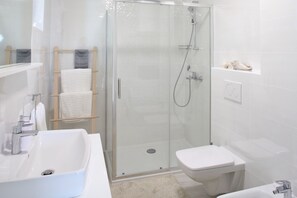 シャワー、ヘアドライヤー、ビデ、タオル
