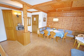 Apartment | Living room - Apartment in Arzl-wald With Mountain Views (Arzl im Piztal)