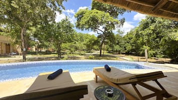 Una piscina al aire libre