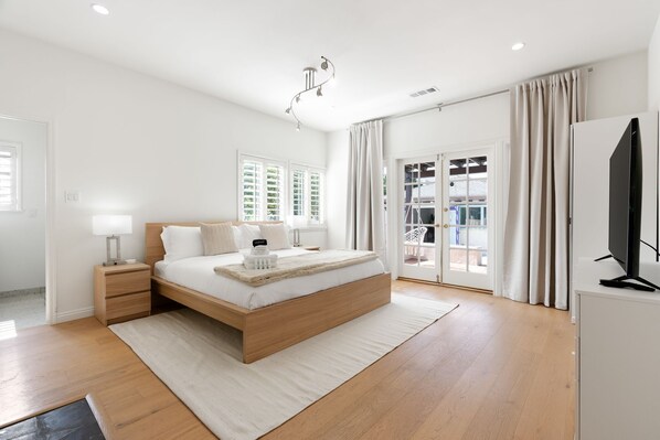 3 chambres, bureau, fer et planche à repasser, lit parapluie