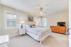 3 bedrooms, free WiFi - GW118 - Modern Condo w/ Community Pool and within Minutes to the Ocean! (Kitty Hawk)
