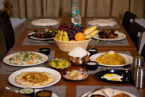 Food court - VILLA GRAND HOTEL NEAR BENGALURU AIRPORT (Bengaluru)