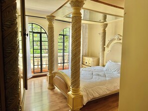 4 bedrooms, iron/ironing board, WiFi, bed sheets