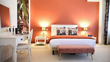 Une chambre à coucher comprenant un lit, des tables de chevet, un bureau et une chaise.
