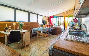 Kjøleskap, kokeplater, oppvaskmaskin og kaffetrakter/tekoker