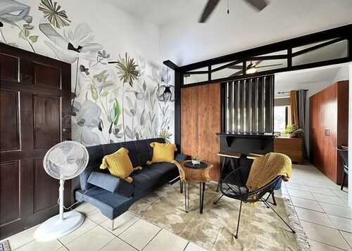 Designer-Inspired 1Bed/1Bath Condo Close to Beach