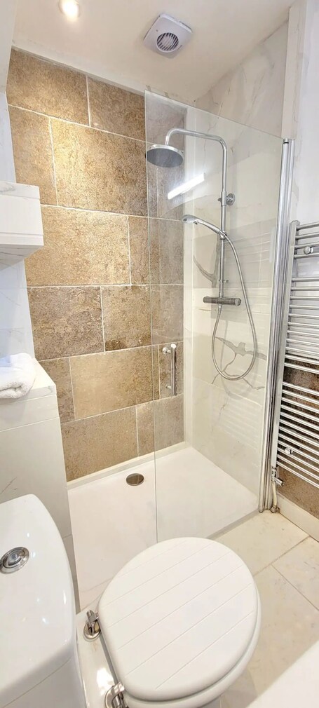 3 Bed Lodge apartment with ensuites and balcony, near the beach in a quiet area - Image 20