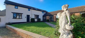 Exterior - Massive 4 bed with countryside views in Peterborough (Yaxley)