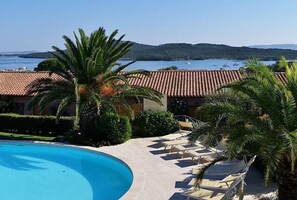 Outdoor pool - Elegant penthouse with large terrace and sea view (Porto Pozzo)