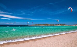 Plage à proximité, chaise longue, serviettes de plage