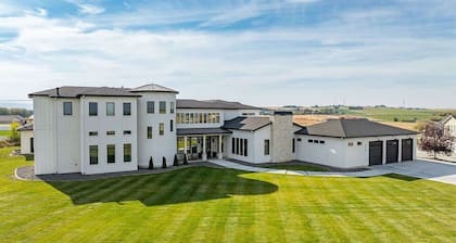 14,000 SqFt Estate w/ Gym Theater Suana Sleeps 40+