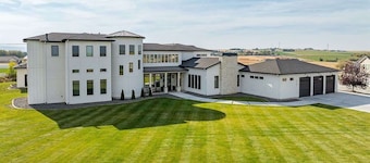 14,000 SqFt Estate w/ Gym Theater Suana Sleeps 40+