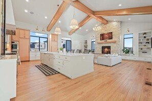 Fridge, microwave, oven, stovetop - 14,000 SqFt Estate w/ Gym Theater Suana Sleeps 40+ (Nampa)
