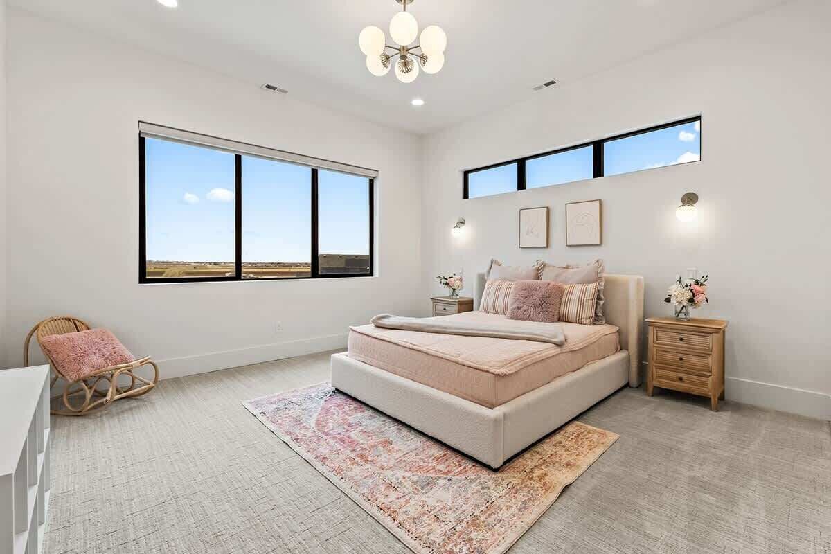 6 bedrooms, desk, iron/ironing board, travel cot