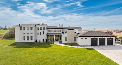 14,000 SqFt Estate w/ Gym Theater Suana Sleeps 40+