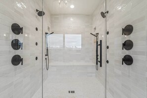 Dusche, Haartrockner, Handtücher, Shampoo