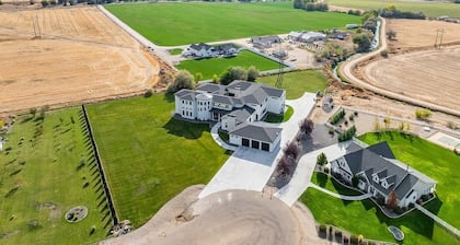 14,000 SqFt Estate w/ Gym Theater Suana Sleeps 40+