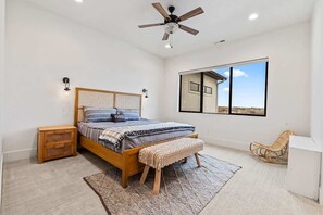 6 bedrooms, desk, iron/ironing board, travel crib - 14,000 SqFt Estate w/ Gym Theater Suana Sleeps 40+ (Nampa)