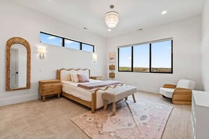 6 bedrooms, desk, iron/ironing board, travel crib