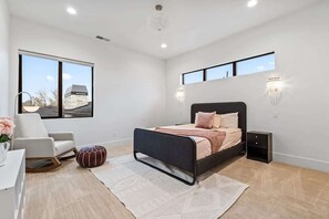 6 chambres, bureau, fer et planche à repasser, lit de bébé portatif