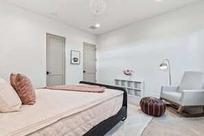 6 habitaciones, escritorio y tabla de planchar con plancha
