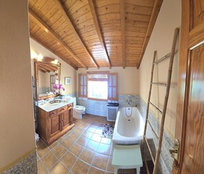 Een haardroger, handdoeken, zeep, shampoo