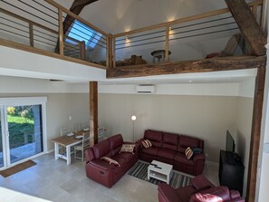 TV - Charming renovated house in the heart of Loire Valley with parking and wifi (Chaingy)