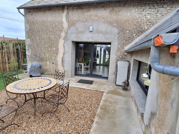 Outdoor dining - Charming renovated house in the heart of Loire Valley with parking and wifi (Chaingy)