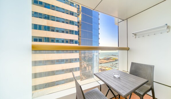 คอมฟอร์ทอพาร์ทเมนท์, เห็นวิวทะเลบางส่วน | ระเบียง