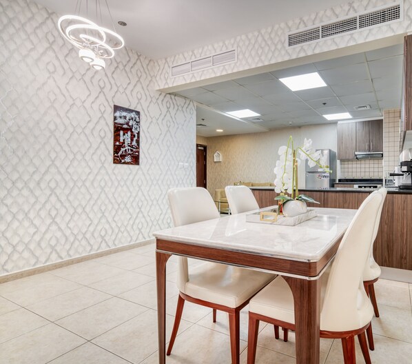 Comfort Apartment, Partial Sea View | In-room dining - KOHH - 1BR in Elite Residence (Dubai)