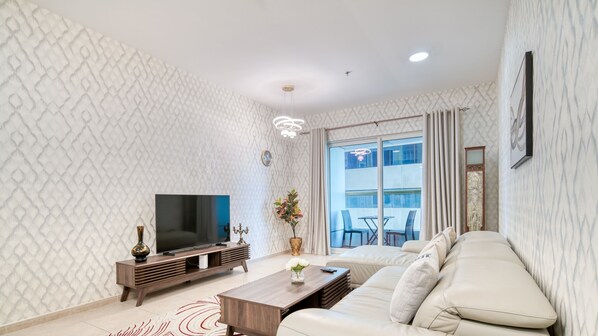 Apartamento conforto, vista parcial para o mar | Área de estar