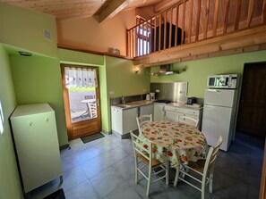 ثلاجة، ميكروويف، غسالة أطباق