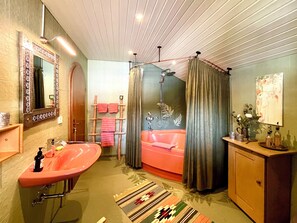 Sèche-cheveux, serviettes fournies, savon, papier toilette